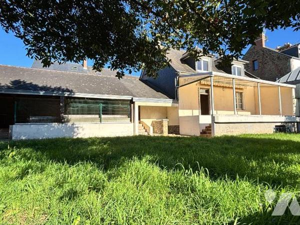 FOUGERES FORUM DE LA GARE, Exclusivement à l'Etude.
Maison de ville à rafraichir sur 409 m² de...