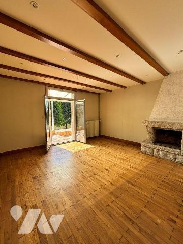 FOUGERES FORUM DE LA GARE, Exclusivement à l'Etude.
Maison de ville à rafraichir sur 409 m² de...