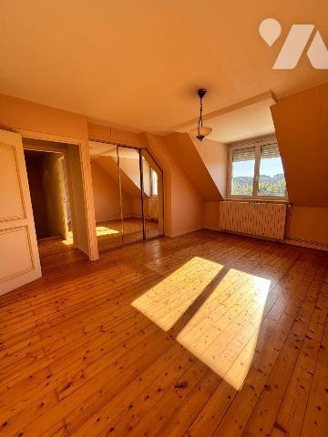 FOUGERES FORUM DE LA GARE, Exclusivement à l'Etude.
Maison de ville à rafraichir sur 409 m² de...