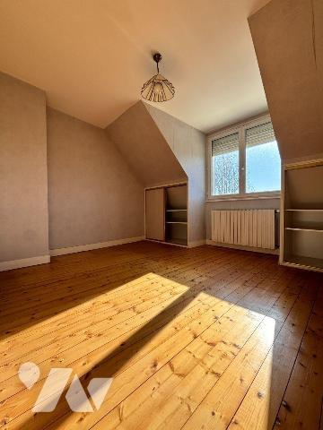 FOUGERES FORUM DE LA GARE, Exclusivement à l'Etude.
Maison de ville à rafraichir sur 409 m² de...