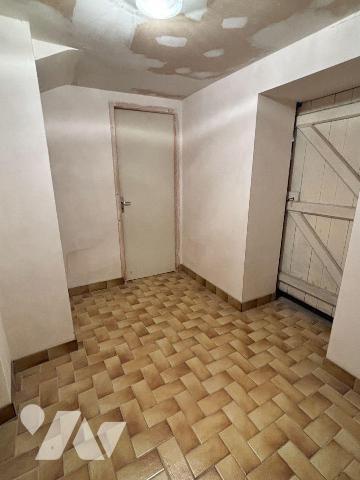 FOUGERES FORUM DE LA GARE, Exclusivement à l'Etude.
Maison de ville à rafraichir sur 409 m² de...