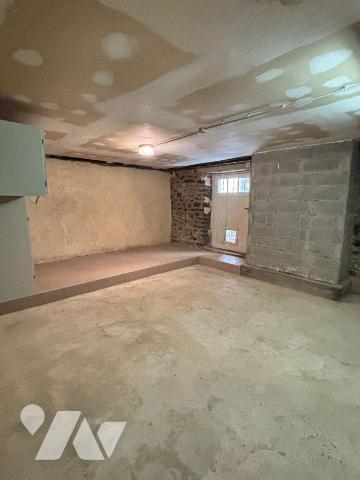 FOUGERES FORUM DE LA GARE, Exclusivement à l'Etude.
Maison de ville à rafraichir sur 409 m² de...