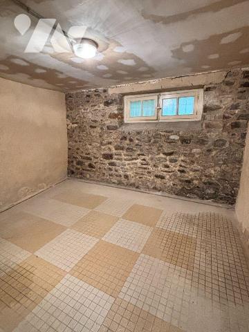 FOUGERES FORUM DE LA GARE, Exclusivement à l'Etude.
Maison de ville à rafraichir sur 409 m² de...