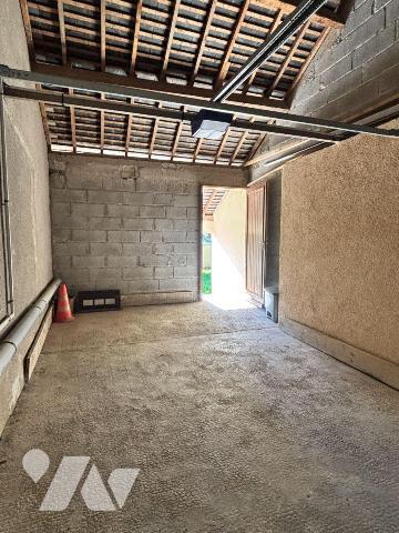 FOUGERES FORUM DE LA GARE, Exclusivement à l'Etude.
Maison de ville à rafraichir sur 409 m² de...