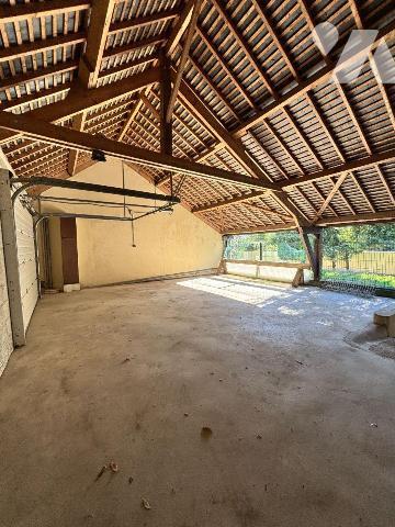 FOUGERES FORUM DE LA GARE, Exclusivement à l'Etude.
Maison de ville à rafraichir sur 409 m² de...