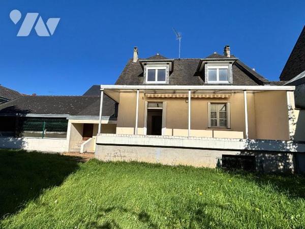 FOUGERES FORUM DE LA GARE, Exclusivement à l'Etude.
Maison de ville à rafraichir sur 409 m² de...