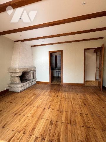 FOUGERES FORUM DE LA GARE, Exclusivement à l'Etude.
Maison de ville à rafraichir sur 409 m² de...