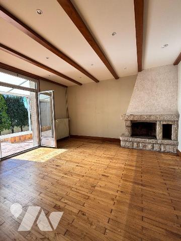 FOUGERES FORUM DE LA GARE, Exclusivement à l'Etude.
Maison de ville à rafraichir sur 409 m² de...