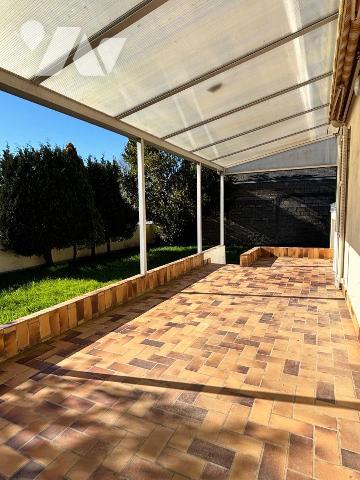 FOUGERES FORUM DE LA GARE, Exclusivement à l'Etude.
Maison de ville à rafraichir sur 409 m² de...