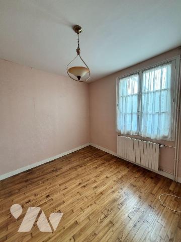 FOUGERES FORUM DE LA GARE, Exclusivement à l'Etude.
Maison de ville à rafraichir sur 409 m² de...