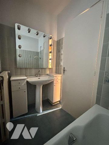 FOUGERES FORUM DE LA GARE, Exclusivement à l'Etude.
Maison de ville à rafraichir sur 409 m² de...