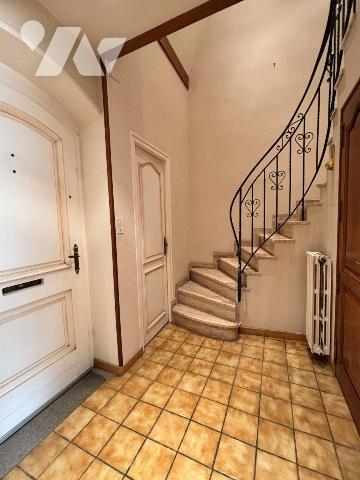 FOUGERES FORUM DE LA GARE, Exclusivement à l'Etude.
Maison de ville à rafraichir sur 409 m² de...