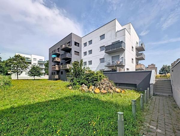 T4 duplex avec terrasse, vue sur espace vert et parking