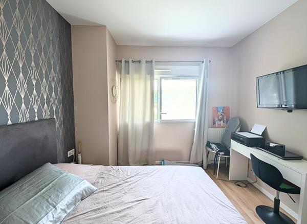 T4 duplex avec terrasse, vue sur espace vert et parking