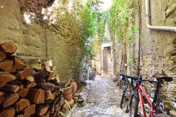 Élégante maison de caractère avec terrasse au cœur du centre historique