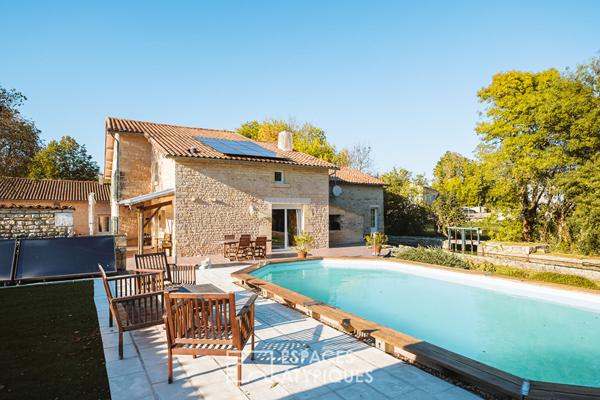Authentique moulin à eau du XIIIe siècle et sa roue d’époque