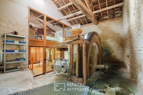 Authentique moulin à eau du XIIIe siècle et sa roue d’époque