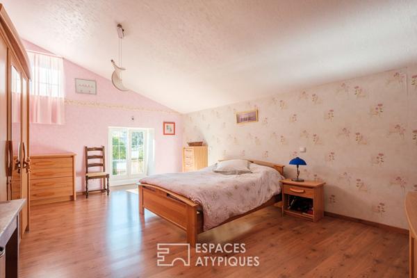 Authentique moulin à eau du XIIIe siècle et sa roue d’époque