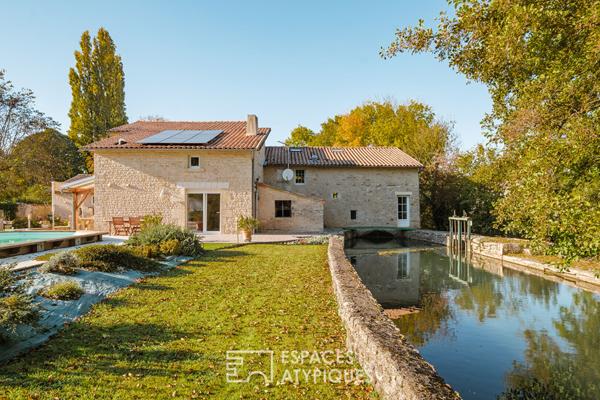 Authentique moulin à eau du XIIIe siècle et sa roue d’époque