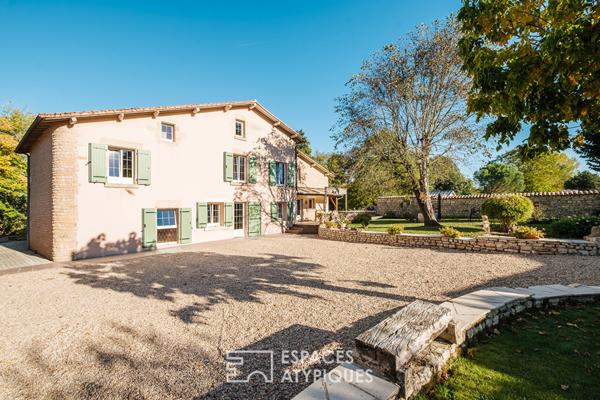 Authentique moulin à eau du XIIIe siècle et sa roue d’époque