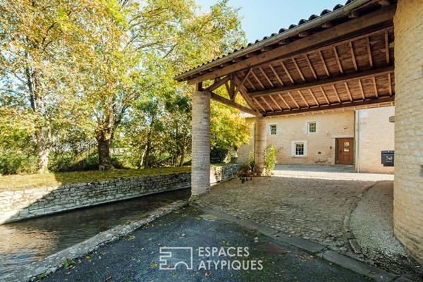 Authentique moulin à eau du XIIIe siècle et sa roue d’époque