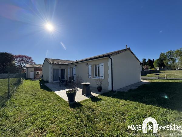 Vente Maison de plain-pied récente - 4 pièces - 119m² - Jardin de 850m² et garage - BOURG CHARENTE