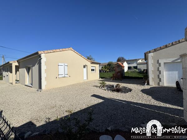 Vente Maison de plain-pied récente - 4 pièces - 119m² - Jardin de 850m² et garage - BOURG CHARENTE