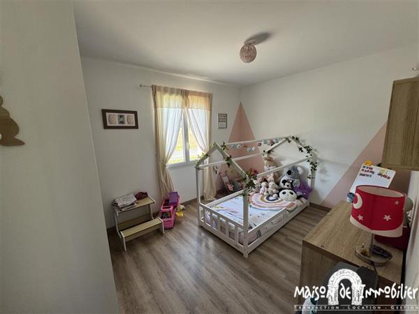 Vente Maison de plain-pied récente - 4 pièces - 119m² - Jardin de 850m² et garage - BOURG CHARENTE