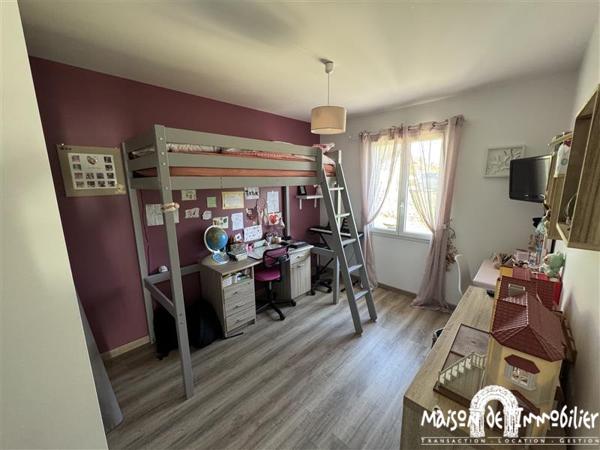 Vente Maison de plain-pied récente - 4 pièces - 119m² - Jardin de 850m² et garage - BOURG CHARENTE