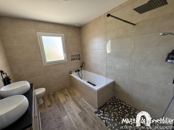 Vente Maison de plain-pied récente - 4 pièces - 119m² - Jardin de 850m² et garage - BOURG CHARENTE