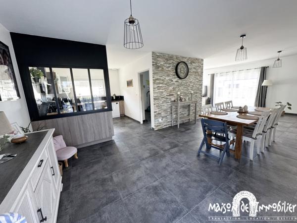 Vente Maison de plain-pied récente - 4 pièces - 119m² - Jardin de 850m² et garage - BOURG CHARENTE