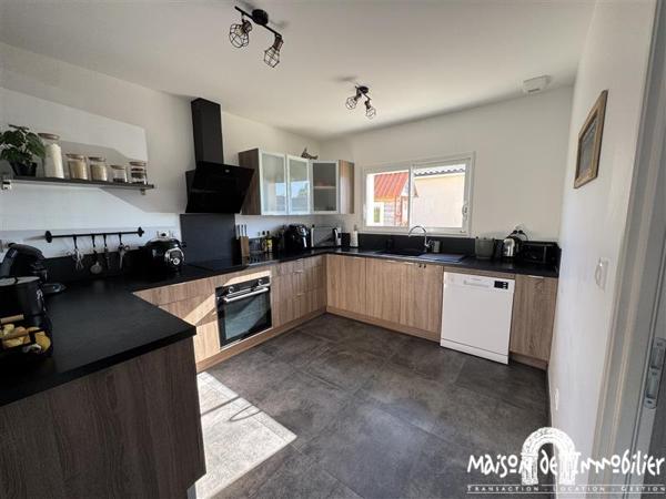 Vente Maison de plain-pied récente - 4 pièces - 119m² - Jardin de 850m² et garage - BOURG CHARENTE