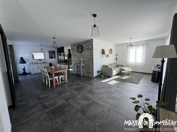 Vente Maison de plain-pied récente - 4 pièces - 119m² - Jardin de 850m² et garage - BOURG CHARENTE
