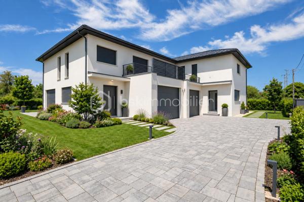 Découvrez cette magnifique maison mitoyenne contemporaine, idéalement située dans une impasse, dans un environnement résidentiel calme et recherché.

Actuellement en cours d'achèvement, cette maison offre une opportunité rare d'emménager dès cet automne dans un bien neuf aux prestations haut de gamme.

Répartie sur un rez-de-chaussée et un étage, elle propose 123 m² habitables, conçus pour offrir un cadre de vie aussi élégant que fonctionnel. Son agencement, imaginé par un architecte d'intérieur, met l'accent sur la luminosité, les volumes et le confort au quotidien.
Vous découvrirez une grande pièce de vie aux lignes arrondies, véritable signature architecturale de la maison. Cet espace lumineux offre de nombreuses possibilités d'aménagement et permet de créer un intérieur unique.

La maison comprend 3 chambres, dont une belle suite parentale avec dressing et salle d'eau privative, et un espace bureau. Les grandes baies vitrées et la hauteur sous plafond supérieure à 2,70 m renforcent la sensation d'espace et baignent les pièces de lumière naturelle.
Implantée sur un terrain avec entrée privative, elle dispose également d'un garage, d'une terrasse ainsi que d'un balcon à l'étage. Les extérieurs, sans vis-à-vis, offrent un cadre de vie intime et agréable.

Les prestations ont été soigneusement sélectionnées pour répondre aux attentes, la maison sera livrée avec :
Carrelage grand format 120 × 120 cm.
Chauffage au sol.
Climatisation réversible.
Grandes baies vitrées.
Finitions haut de gamme.
Matériaux de qualité.

Vous aurez également la possibilité de personnaliser votre cuisine, afin de créer un intérieur entièrement à votre image.

Une maison contemporaine aux prestations premium, alliant design, confort et qualité de construction, idéale pour celles et ceux qui recherchent un bien neuf dans un environnement paisible.

Contactez-nous dès aujourd'hui pour obtenir davantage d'informations et découvrir cette future maison.