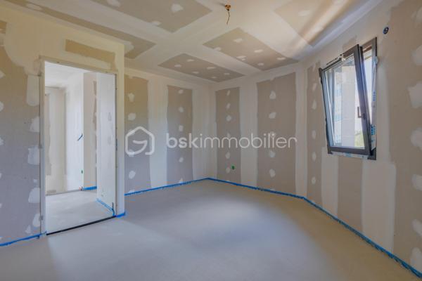 Découvrez cette magnifique maison mitoyenne contemporaine, idéalement située dans une impasse, dans un environnement résidentiel calme et recherché.

Actuellement en cours d'achèvement, cette maison offre une opportunité rare d'emménager dès cet automne dans un bien neuf aux prestations haut de gamme.

Répartie sur un rez-de-chaussée et un étage, elle propose 123 m² habitables, conçus pour offrir un cadre de vie aussi élégant que fonctionnel. Son agencement, imaginé par un architecte d'intérieur, met l'accent sur la luminosité, les volumes et le confort au quotidien.
Vous découvrirez une grande pièce de vie aux lignes arrondies, véritable signature architecturale de la maison. Cet espace lumineux offre de nombreuses possibilités d'aménagement et permet de créer un intérieur unique.

La maison comprend 3 chambres, dont une belle suite parentale avec dressing et salle d'eau privative, et un espace bureau. Les grandes baies vitrées et la hauteur sous plafond supérieure à 2,70 m renforcent la sensation d'espace et baignent les pièces de lumière naturelle.
Implantée sur un terrain avec entrée privative, elle dispose également d'un garage, d'une terrasse ainsi que d'un balcon à l'étage. Les extérieurs, sans vis-à-vis, offrent un cadre de vie intime et agréable.

Les prestations ont été soigneusement sélectionnées pour répondre aux attentes, la maison sera livrée avec :
Carrelage grand format 120 × 120 cm.
Chauffage au sol.
Climatisation réversible.
Grandes baies vitrées.
Finitions haut de gamme.
Matériaux de qualité.

Vous aurez également la possibilité de personnaliser votre cuisine, afin de créer un intérieur entièrement à votre image.

Une maison contemporaine aux prestations premium, alliant design, confort et qualité de construction, idéale pour celles et ceux qui recherchent un bien neuf dans un environnement paisible.

Contactez-nous dès aujourd'hui pour obtenir davantage d'informations et découvrir cette future maison.