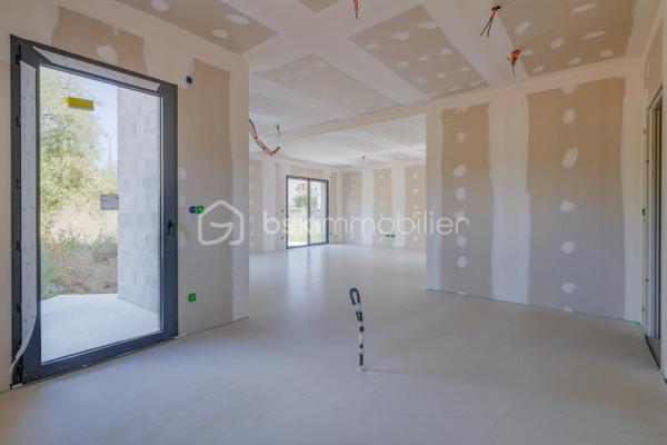 Découvrez cette magnifique maison mitoyenne contemporaine, idéalement située dans une impasse, dans un environnement résidentiel calme et recherché.

Actuellement en cours d'achèvement, cette maison offre une opportunité rare d'emménager dès cet automne dans un bien neuf aux prestations haut de gamme.

Répartie sur un rez-de-chaussée et un étage, elle propose 123 m² habitables, conçus pour offrir un cadre de vie aussi élégant que fonctionnel. Son agencement, imaginé par un architecte d'intérieur, met l'accent sur la luminosité, les volumes et le confort au quotidien.
Vous découvrirez une grande pièce de vie aux lignes arrondies, véritable signature architecturale de la maison. Cet espace lumineux offre de nombreuses possibilités d'aménagement et permet de créer un intérieur unique.

La maison comprend 3 chambres, dont une belle suite parentale avec dressing et salle d'eau privative, et un espace bureau. Les grandes baies vitrées et la hauteur sous plafond supérieure à 2,70 m renforcent la sensation d'espace et baignent les pièces de lumière naturelle.
Implantée sur un terrain avec entrée privative, elle dispose également d'un garage, d'une terrasse ainsi que d'un balcon à l'étage. Les extérieurs, sans vis-à-vis, offrent un cadre de vie intime et agréable.

Les prestations ont été soigneusement sélectionnées pour répondre aux attentes, la maison sera livrée avec :
Carrelage grand format 120 × 120 cm.
Chauffage au sol.
Climatisation réversible.
Grandes baies vitrées.
Finitions haut de gamme.
Matériaux de qualité.

Vous aurez également la possibilité de personnaliser votre cuisine, afin de créer un intérieur entièrement à votre image.

Une maison contemporaine aux prestations premium, alliant design, confort et qualité de construction, idéale pour celles et ceux qui recherchent un bien neuf dans un environnement paisible.

Contactez-nous dès aujourd'hui pour obtenir davantage d'informations et découvrir cette future maison.