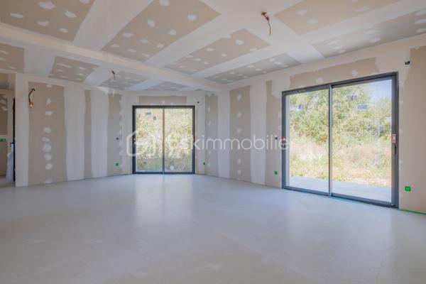 Découvrez cette magnifique maison mitoyenne contemporaine, idéalement située dans une impasse, dans un environnement résidentiel calme et recherché.

Actuellement en cours d'achèvement, cette maison offre une opportunité rare d'emménager dès cet automne dans un bien neuf aux prestations haut de gamme.

Répartie sur un rez-de-chaussée et un étage, elle propose 123 m² habitables, conçus pour offrir un cadre de vie aussi élégant que fonctionnel. Son agencement, imaginé par un architecte d'intérieur, met l'accent sur la luminosité, les volumes et le confort au quotidien.
Vous découvrirez une grande pièce de vie aux lignes arrondies, véritable signature architecturale de la maison. Cet espace lumineux offre de nombreuses possibilités d'aménagement et permet de créer un intérieur unique.

La maison comprend 3 chambres, dont une belle suite parentale avec dressing et salle d'eau privative, et un espace bureau. Les grandes baies vitrées et la hauteur sous plafond supérieure à 2,70 m renforcent la sensation d'espace et baignent les pièces de lumière naturelle.
Implantée sur un terrain avec entrée privative, elle dispose également d'un garage, d'une terrasse ainsi que d'un balcon à l'étage. Les extérieurs, sans vis-à-vis, offrent un cadre de vie intime et agréable.

Les prestations ont été soigneusement sélectionnées pour répondre aux attentes, la maison sera livrée avec :
Carrelage grand format 120 × 120 cm.
Chauffage au sol.
Climatisation réversible.
Grandes baies vitrées.
Finitions haut de gamme.
Matériaux de qualité.

Vous aurez également la possibilité de personnaliser votre cuisine, afin de créer un intérieur entièrement à votre image.

Une maison contemporaine aux prestations premium, alliant design, confort et qualité de construction, idéale pour celles et ceux qui recherchent un bien neuf dans un environnement paisible.

Contactez-nous dès aujourd'hui pour obtenir davantage d'informations et découvrir cette future maison.