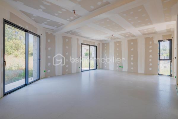 Découvrez cette magnifique maison mitoyenne contemporaine, idéalement située dans une impasse, dans un environnement résidentiel calme et recherché.

Actuellement en cours d'achèvement, cette maison offre une opportunité rare d'emménager dès cet automne dans un bien neuf aux prestations haut de gamme.

Répartie sur un rez-de-chaussée et un étage, elle propose 123 m² habitables, conçus pour offrir un cadre de vie aussi élégant que fonctionnel. Son agencement, imaginé par un architecte d'intérieur, met l'accent sur la luminosité, les volumes et le confort au quotidien.
Vous découvrirez une grande pièce de vie aux lignes arrondies, véritable signature architecturale de la maison. Cet espace lumineux offre de nombreuses possibilités d'aménagement et permet de créer un intérieur unique.

La maison comprend 3 chambres, dont une belle suite parentale avec dressing et salle d'eau privative, et un espace bureau. Les grandes baies vitrées et la hauteur sous plafond supérieure à 2,70 m renforcent la sensation d'espace et baignent les pièces de lumière naturelle.
Implantée sur un terrain avec entrée privative, elle dispose également d'un garage, d'une terrasse ainsi que d'un balcon à l'étage. Les extérieurs, sans vis-à-vis, offrent un cadre de vie intime et agréable.

Les prestations ont été soigneusement sélectionnées pour répondre aux attentes, la maison sera livrée avec :
Carrelage grand format 120 × 120 cm.
Chauffage au sol.
Climatisation réversible.
Grandes baies vitrées.
Finitions haut de gamme.
Matériaux de qualité.

Vous aurez également la possibilité de personnaliser votre cuisine, afin de créer un intérieur entièrement à votre image.

Une maison contemporaine aux prestations premium, alliant design, confort et qualité de construction, idéale pour celles et ceux qui recherchent un bien neuf dans un environnement paisible.

Contactez-nous dès aujourd'hui pour obtenir davantage d'informations et découvrir cette future maison.