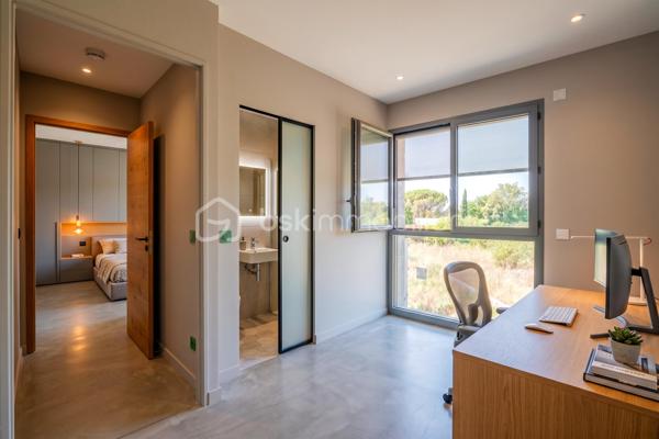 Découvrez cette magnifique maison mitoyenne contemporaine, idéalement située dans une impasse, dans un environnement résidentiel calme et recherché.

Actuellement en cours d'achèvement, cette maison offre une opportunité rare d'emménager dès cet automne dans un bien neuf aux prestations haut de gamme.

Répartie sur un rez-de-chaussée et un étage, elle propose 123 m² habitables, conçus pour offrir un cadre de vie aussi élégant que fonctionnel. Son agencement, imaginé par un architecte d'intérieur, met l'accent sur la luminosité, les volumes et le confort au quotidien.
Vous découvrirez une grande pièce de vie aux lignes arrondies, véritable signature architecturale de la maison. Cet espace lumineux offre de nombreuses possibilités d'aménagement et permet de créer un intérieur unique.

La maison comprend 3 chambres, dont une belle suite parentale avec dressing et salle d'eau privative, et un espace bureau. Les grandes baies vitrées et la hauteur sous plafond supérieure à 2,70 m renforcent la sensation d'espace et baignent les pièces de lumière naturelle.
Implantée sur un terrain avec entrée privative, elle dispose également d'un garage, d'une terrasse ainsi que d'un balcon à l'étage. Les extérieurs, sans vis-à-vis, offrent un cadre de vie intime et agréable.

Les prestations ont été soigneusement sélectionnées pour répondre aux attentes, la maison sera livrée avec :
Carrelage grand format 120 × 120 cm.
Chauffage au sol.
Climatisation réversible.
Grandes baies vitrées.
Finitions haut de gamme.
Matériaux de qualité.

Vous aurez également la possibilité de personnaliser votre cuisine, afin de créer un intérieur entièrement à votre image.

Une maison contemporaine aux prestations premium, alliant design, confort et qualité de construction, idéale pour celles et ceux qui recherchent un bien neuf dans un environnement paisible.

Contactez-nous dès aujourd'hui pour obtenir davantage d'informations et découvrir cette future maison.