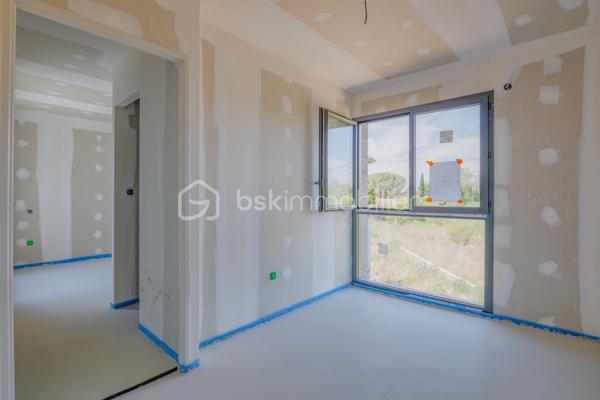 Découvrez cette magnifique maison mitoyenne contemporaine, idéalement située dans une impasse, dans un environnement résidentiel calme et recherché.

Actuellement en cours d'achèvement, cette maison offre une opportunité rare d'emménager dès cet automne dans un bien neuf aux prestations haut de gamme.

Répartie sur un rez-de-chaussée et un étage, elle propose 123 m² habitables, conçus pour offrir un cadre de vie aussi élégant que fonctionnel. Son agencement, imaginé par un architecte d'intérieur, met l'accent sur la luminosité, les volumes et le confort au quotidien.
Vous découvrirez une grande pièce de vie aux lignes arrondies, véritable signature architecturale de la maison. Cet espace lumineux offre de nombreuses possibilités d'aménagement et permet de créer un intérieur unique.

La maison comprend 3 chambres, dont une belle suite parentale avec dressing et salle d'eau privative, et un espace bureau. Les grandes baies vitrées et la hauteur sous plafond supérieure à 2,70 m renforcent la sensation d'espace et baignent les pièces de lumière naturelle.
Implantée sur un terrain avec entrée privative, elle dispose également d'un garage, d'une terrasse ainsi que d'un balcon à l'étage. Les extérieurs, sans vis-à-vis, offrent un cadre de vie intime et agréable.

Les prestations ont été soigneusement sélectionnées pour répondre aux attentes, la maison sera livrée avec :
Carrelage grand format 120 × 120 cm.
Chauffage au sol.
Climatisation réversible.
Grandes baies vitrées.
Finitions haut de gamme.
Matériaux de qualité.

Vous aurez également la possibilité de personnaliser votre cuisine, afin de créer un intérieur entièrement à votre image.

Une maison contemporaine aux prestations premium, alliant design, confort et qualité de construction, idéale pour celles et ceux qui recherchent un bien neuf dans un environnement paisible.

Contactez-nous dès aujourd'hui pour obtenir davantage d'informations et découvrir cette future maison.