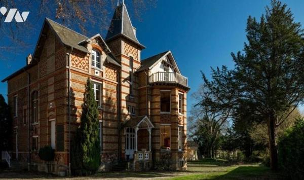 Demeure d'exception Manoir d'esprit anglo-normand, située sur la commune de Sedan.

Cette pro...