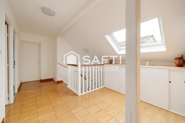 Maison mitoyenne par le garage – Prête à emménager, proche écoles et commodités