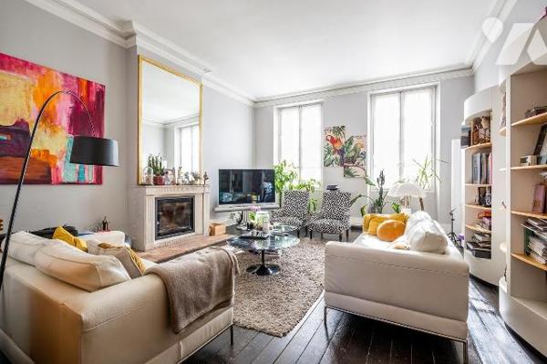 BORDEAUX - Quartier Saint Seurin 
Magnifique maison bourgeoise  en pierre datant de 1805 d'une...