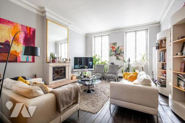 BORDEAUX - Quartier Saint Seurin 
Magnifique maison bourgeoise  en pierre datant de 1805 d'une...