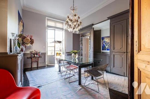 BORDEAUX - Quartier Saint Seurin 
Magnifique maison bourgeoise  en pierre datant de 1805 d'une...