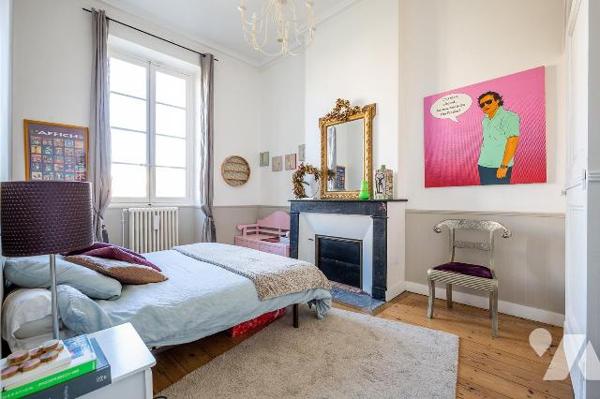 BORDEAUX - Quartier Saint Seurin 
Magnifique maison bourgeoise  en pierre datant de 1805 d'une...