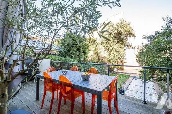 BORDEAUX - Quartier Saint Seurin 
Magnifique maison bourgeoise  en pierre datant de 1805 d'une...