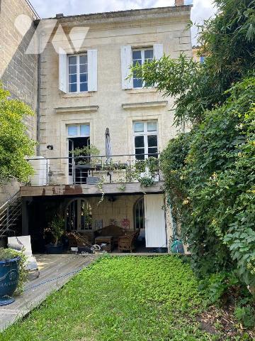 BORDEAUX - Quartier Saint Seurin 
Magnifique maison bourgeoise  en pierre datant de 1805 d'une...