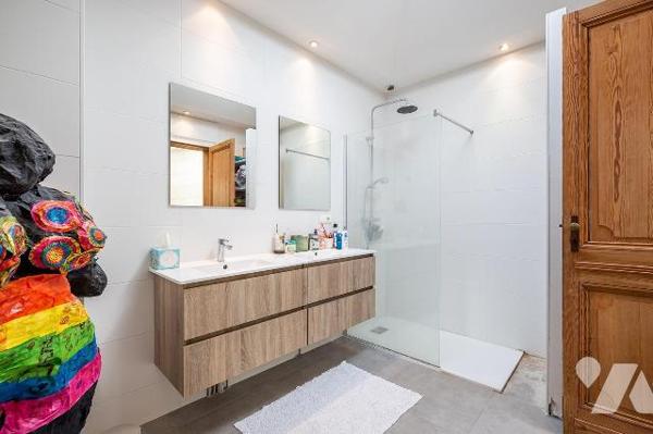 BORDEAUX - Quartier Saint Seurin 
Magnifique maison bourgeoise  en pierre datant de 1805 d'une...