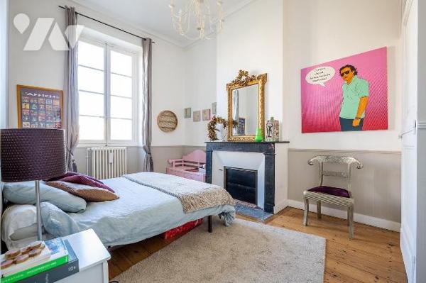 BORDEAUX - Quartier Saint Seurin 
Magnifique maison bourgeoise  en pierre datant de 1805 d'une...